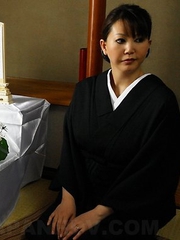 Kimono hottie Waka Kano cums hard
