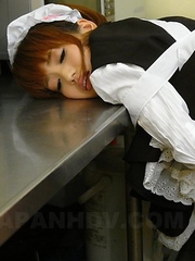Yui Shimizu rubs her pussy at work