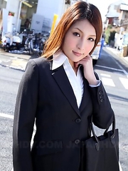 Hot Rara Mizuki shows off outdoors
