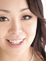 Japan Yuna Yamami plays with big boobs and spreads the pussy labia.