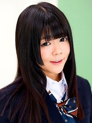 Young schoolgirl Shinjo Nozomi show her nice ass