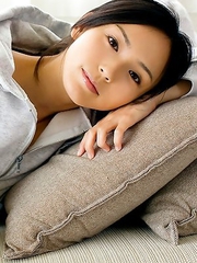 Sayuri Oyamada shows naked back when is going to sleep