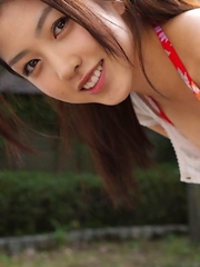 Azusa Togashi shows sexy body in bath suit unde sun light