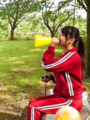 Tomoe Yamanaka babe takes sports pants off and exposes ass in garden