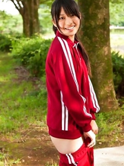Tomoe Yamanaka babe takes sports pants off and exposes ass in garden