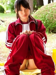 Tomoe Yamanaka babe takes sports pants off and exposes ass in garden
