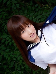Maho Kimura undresses school uniform right in the park