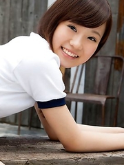 Kana Yuuki exposes nasty behind in short pants outdoor